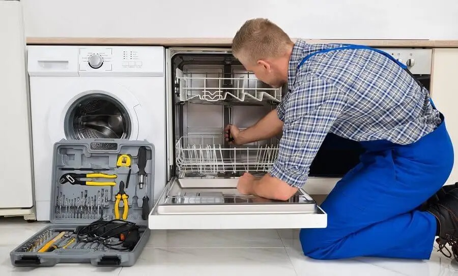 Kemalpaşa Electrolux servisi teknisyen ekibi beyaz eşya tamiri yaparken